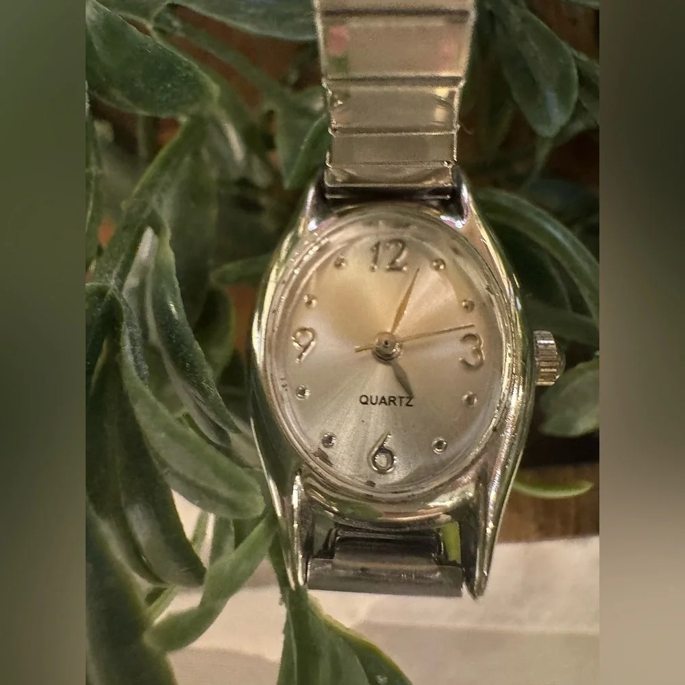 Analog Watch Silver Tone Expansion Stretch Band Oval Shaped Face Women’s Vintage
